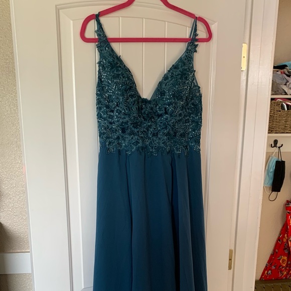 Prom dress with tags - Picture 2 of 7